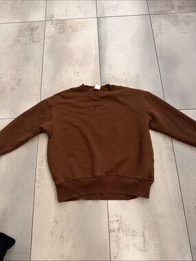 Nike Women’s Brown Crewneck Sweatshirt with Small Swoosh